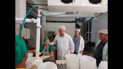 Miguel Díaz-Canel visita fábrica de helado