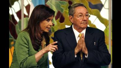 Raúl Castro y Cristina Fernández dialogan en Cuba