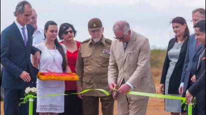 El Príncipe cortó la cinta para dejar inauguradas las obras del parque fotovoltaico.