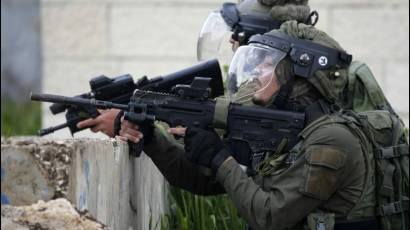Soldados israelies dispararo contra estudiantes palestinos