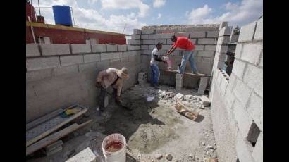 Evalúa presidente cubano programa de reparación de viviendas