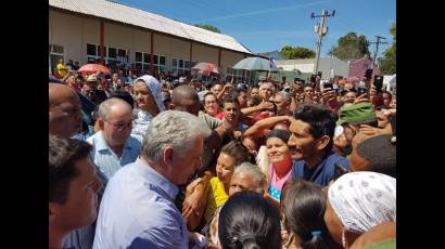 Presidente Miguel Díaz-Canel conversa con el pueblo en Contramaestre durante la visita de gobierno a Santiago de Cuba