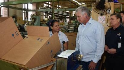 El Presidente cubano en Brascuba se interesó por el salario medio de los trabajadores, a quienes, antes de partir, fue a ver en sus puestos de trabajo