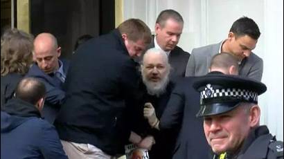 Julian Assange siendo arrestado