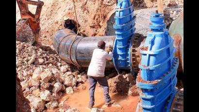 Trabajos de mantenimiento en la red de abasto de agua