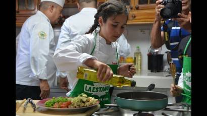 Encuentro de niños amantes de la culinaria con niña finalista del concurso europeo Máster chef