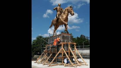 La estatua del Mayor General Calixto García  ya está en su nuevo emplazamiento en Miramar