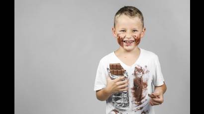 Niño comiendo chocolate