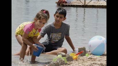 Niños jugando en la arena