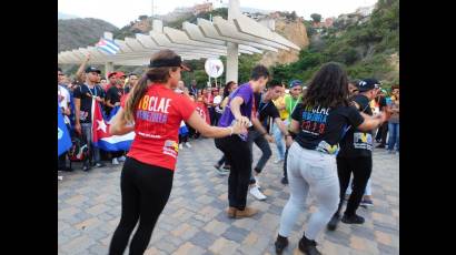 En cualquier sitio los cubanos arman una rueda de casino