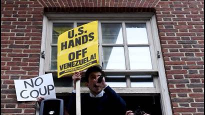 Activista en el interior de la Embajada de Venezuela en Washington