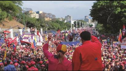 Masiva marcha desde la avenida Valle-Coche