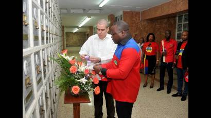 Acompañado por Roberto Conde Silverio, miembro del Buró Nacional de la UJC.