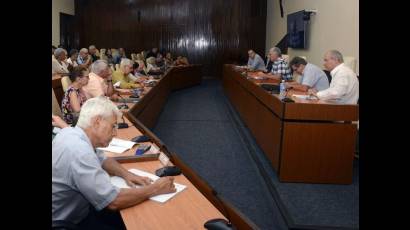 Presidente Díaz-Canel sostiene encuentro con intelectuales cubanos