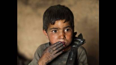 Niño asiático trabajador