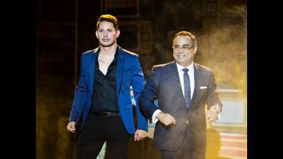 Leoni Torres junto a Gilberto Santa Rosa