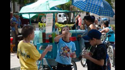 Niños tomando granizado