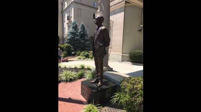 Estatua de Jose Marti a la entrada de la embajada de Cuba en Washington
