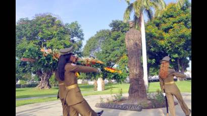 El arreglo floral fue colocado por jóvenes integrantes de la Unidad de Guardia de Honor de la necrópolis santiaguera