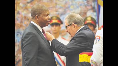 Impuso Raúl  la Orden José Martí  al Presidente de Angola