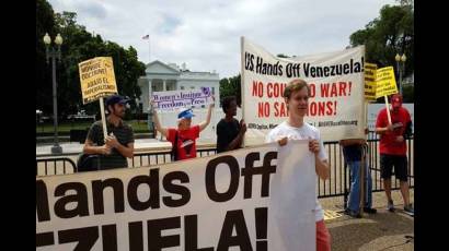 La manifestación frente a la Casa Blanca dijo «No al golpe, no a la guerra, no a las sanciones».