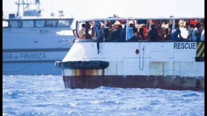 Inmigrantes a bordo del barco humanitario Open Arms.