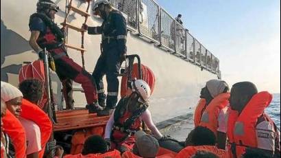 Los 356 migrantes, entre ellos cinco mujeres y 103 menores en su mayoría no acompañados, fueron rescatados en aguas libias en operaciones diferentes