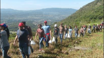 Dirigentes juveniles en la loma de Mícara