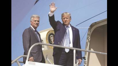 Trump junto a Robert C. O’Brien