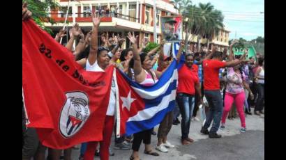 Decenas de personas festejaron frente al Comité Provincial del Partido la noticia.