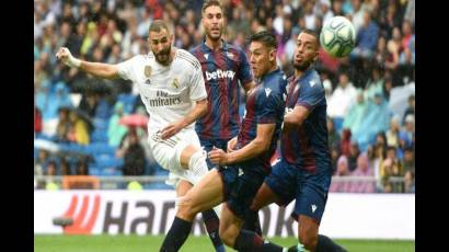 En el minuto 25 el delantero francés Karim Benzema anotó el prime gol