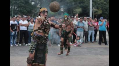 Guatemaltecos practicando el Juego de Pelota Maya