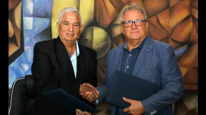 Higinio Vélez (izquierda) y Ricardo Fraccari firmaron importantes acuerdos para bien del béisbol cubano.