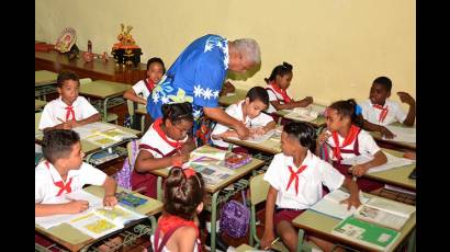 Josaia Voreque Bainimarama conversó en español con pequeños de un aula-museo.