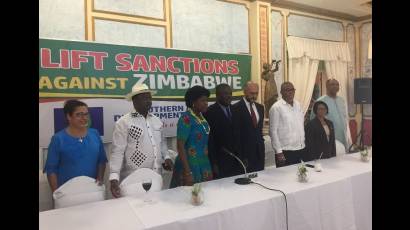 La directora de África Subsahariana del Minrex (primera a la izquierda) junto a los embajadores africanos.
