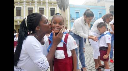 Hoy recibieron la pañoleta azul casi 130 000 niños de primer grado en toda Cuba