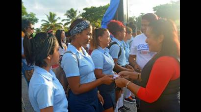 Unos 35 jóvenes pineros recibieron este lunes 28 de octubre el carné que los acredita como integrantes de las filas de la UJC