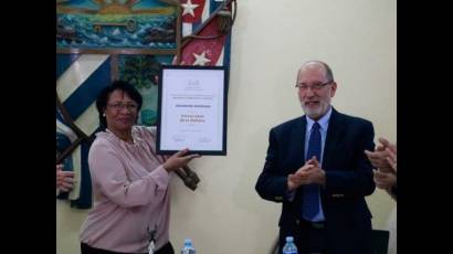 a Dra. Miriam Nicado, rectora de la UH, recibe el reconocimiento