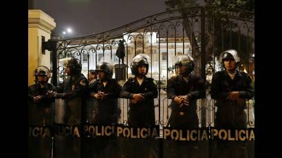 La policía hace guardia afuera del Congreso después de que el presidente de Perú lo cerró