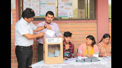 El presidente de Bolivia depositó su voto en la ciudad de Cochabamba