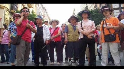 Grupo de turistas chinos en Cuba