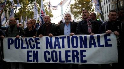 Los policías franceses se ponen ahora en pose de protestantes.