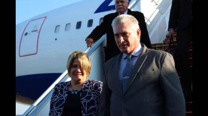 Migue Díaz-Canel, acompañado de su esposa,  arriba a Belarús