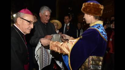 En la iglesia católica San Simeón y  Santa Elena, conocida como la iglesia Roja, Díaz - Canel agradeció la atención dada por las autoridades religiosas y elogió la belleza del templo