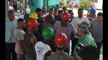 Salvador Valdés Mesa dialoga con trabajadores del central azuacarero Héctor Rodríguez, de Sitiecito, Sagua la Grande.