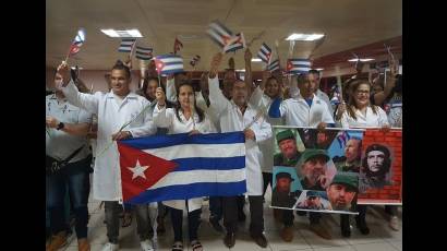 Médicos cubanos que cumplían misión en Bolivia