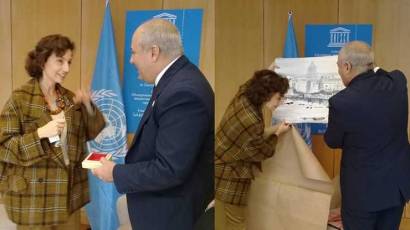 Ministro cubano de cultura junto a la Directora General de la Unesco