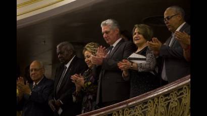 A la gala también asistieron Esteban Lazo, presidente de la Asamblea Nacional del Poder Popular y del Consejo de Estado, Ricardo Cabrisas, vicepresidente del Consejo de Ministros, y el primer secretario del partido en La Habana, Luis Antonio Torres Iríbar