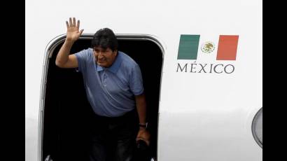 Momento exacto de la salida del presidente de Bolivia, Evo Morales de la aeronave que lo trasladó desde su país a territorio mexicano