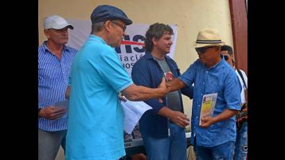 Julio Sánchez Guerra (D), premio Waldo Medina de la UNEAC en la edición XIX del Premio de la Ciudad 2019.